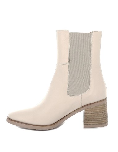 Bota de piel con tacón 