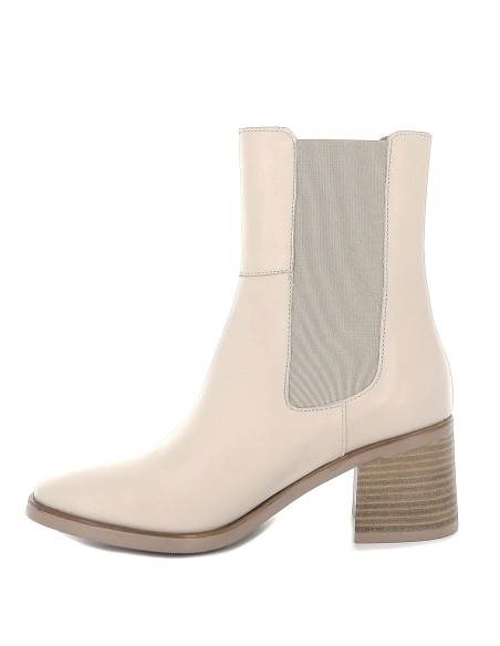 Bota de piel con tacón 