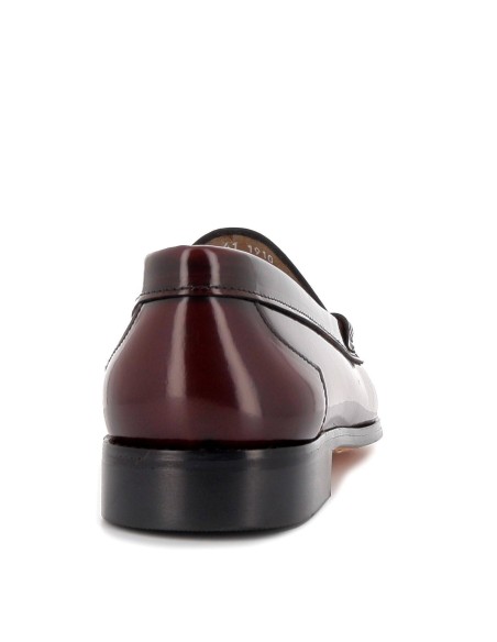 Mocasín de hombre vestir con antifaz rojo burdeos.