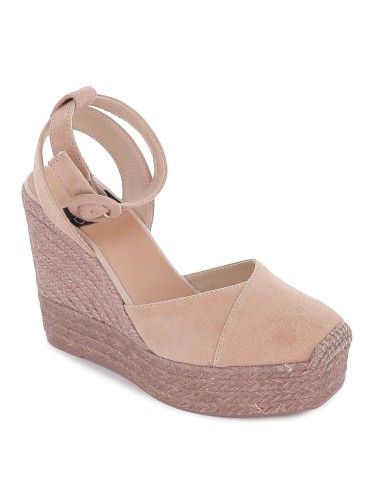 Sandalia de cuña alta tipo alpargata rosa.