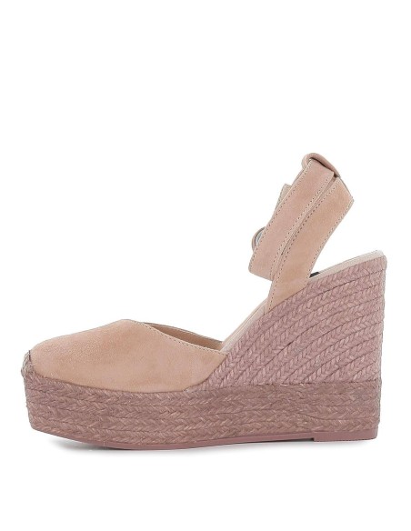 Sandalia de cuña alta tipo alpargata rosa.
