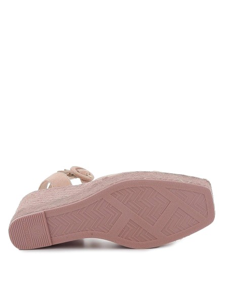 Sandalia de cuña alta tipo alpargata rosa.