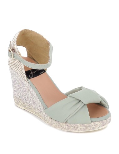 Zapato cuña de yute con pala turquesa.