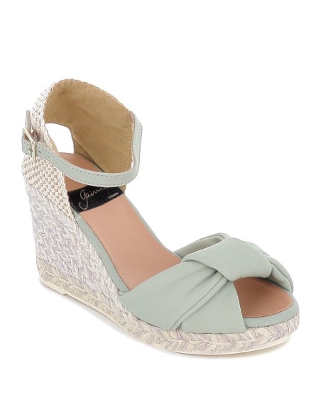 Zapato cuña de yute con pala turquesa.