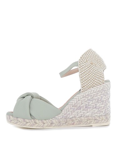 Zapato cuña de yute con pala turquesa.