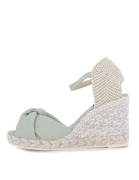 Zapato cuña de yute con pala turquesa.
