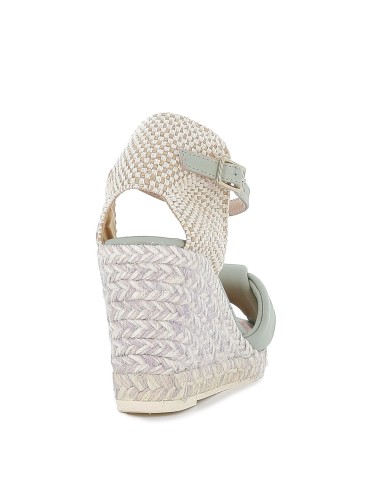 Zapato cuña de yute con pala turquesa.