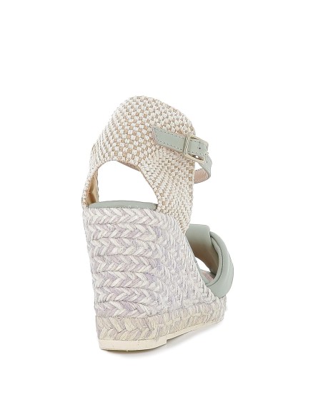 Zapato cuña de yute con pala turquesa.