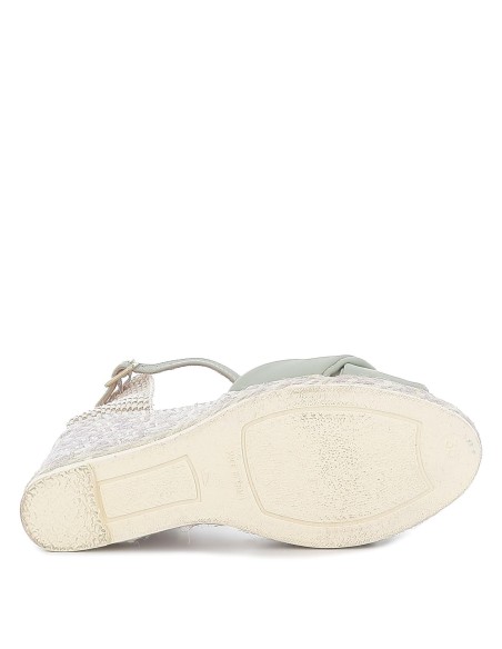 Zapato cuña de yute con pala turquesa.