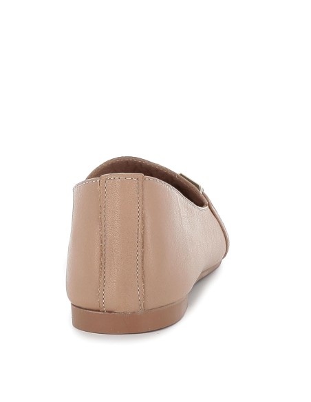 Mocasín piel color cuero cadena al tono