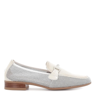 Mocasín plano piel con cadena fina blanca mujer