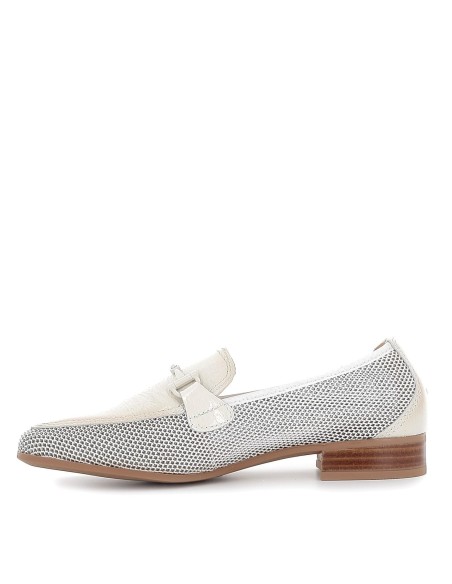 Mocasín plano piel con cadena fina blanca mujer