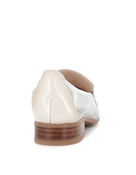 Mocasín plano piel con cadena fina blanca mujer