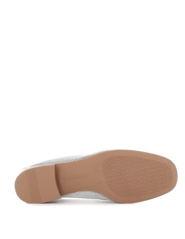 Mocasín plano piel con cadena fina blanca mujer