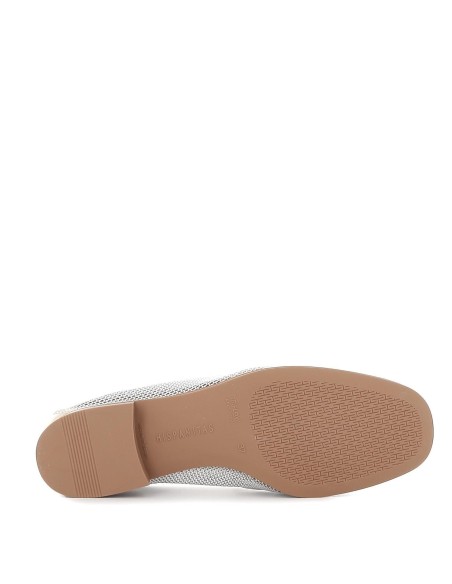 Mocasín plano piel con cadena fina blanca mujer