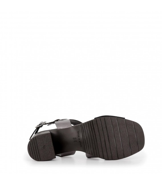 Sandalia piel diseño irregular tacón bajo con hebilla