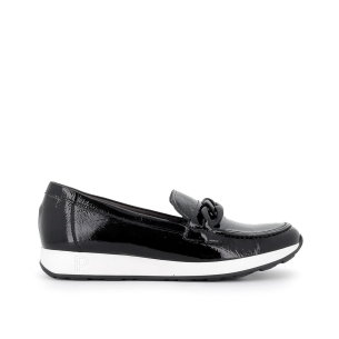 Mocasín plano con cadena de piel charol negra mujer Negro