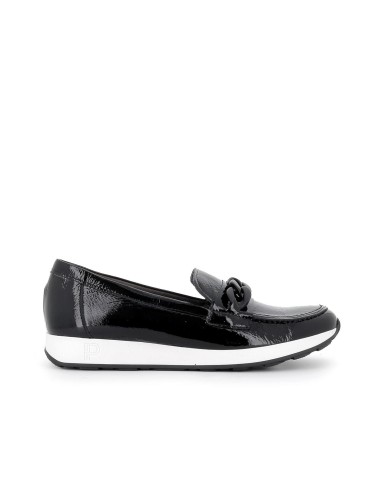 Mocasín plano con cadena de piel charol negra mujer Negro