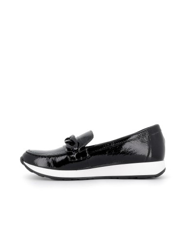 Mocasín plano con cadena de piel charol negra mujer Negro