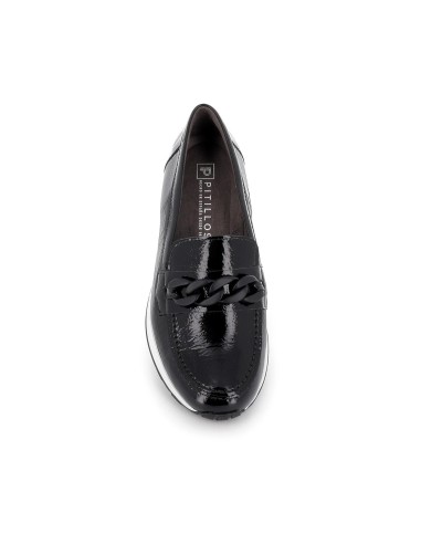 Mocasín plano con cadena de piel charol negra mujer Negro