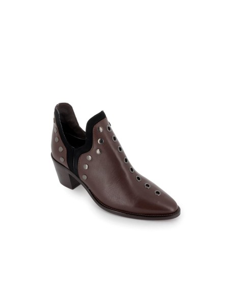 Botín piel lisa con aberturas y tachas en brandy para mujer