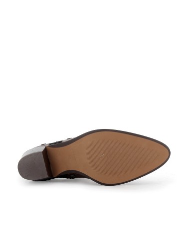 Botín piel lisa con aberturas y tachas en brandy para mujer