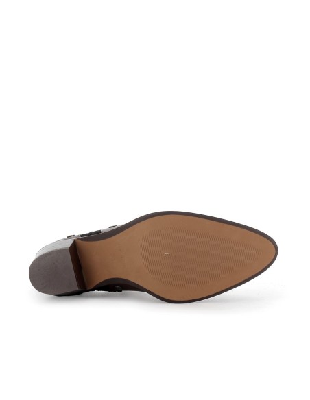 Botín piel lisa con aberturas y tachas en brandy para mujer