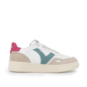 Deportiva urbana blanca cordones detalle contraste fucsia