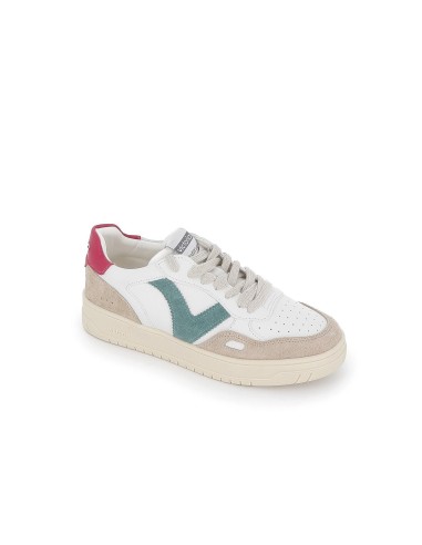 Deportiva urbana blanca cordones detalle contraste fucsia