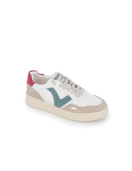 Deportiva urbana blanca cordones detalle contraste fucsia