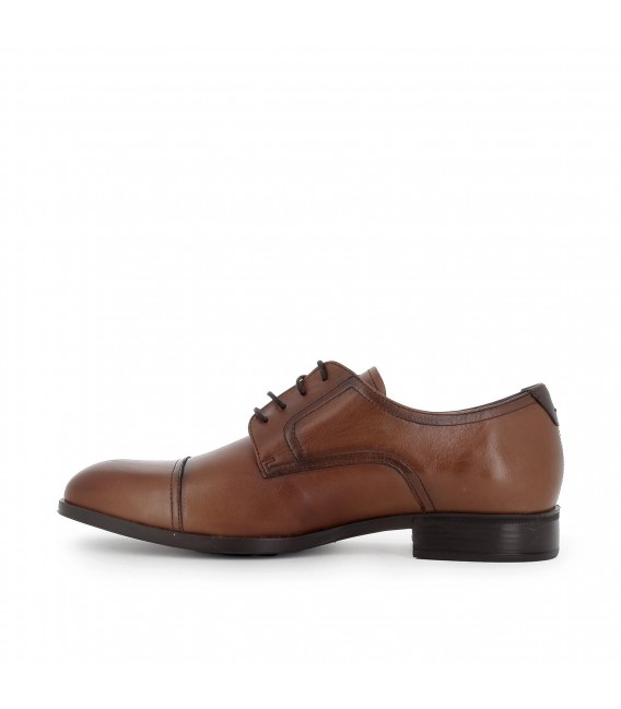 Zapato piel marrón cordones costuras elegante hombre