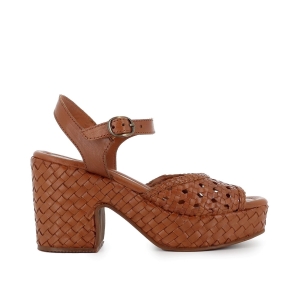 Sandalia piel entrelazada con hebilla y tacon mujer camel