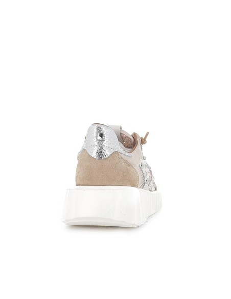 Deportivas de cordones elásticos piel rejilla y tachas mujer marrón Marrones