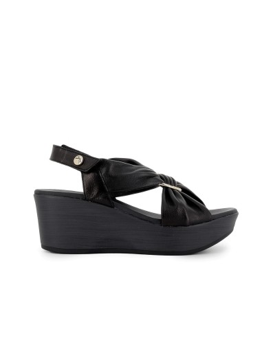 Sandalia piel detalle hebilla y velcro mujer negro