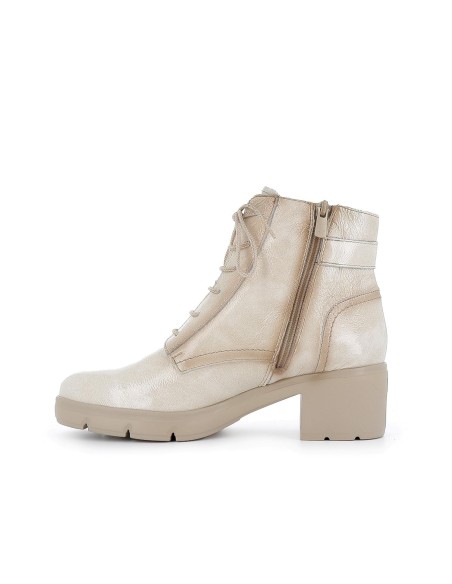 Botin militar charol cordones y hebilla tacon mujer beige