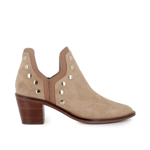 Botín piel lisa con aberturas y tachas para mujer tacon beige