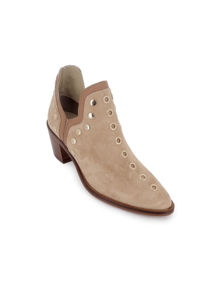 Botín piel lisa con aberturas y tachas para mujer tacon beige