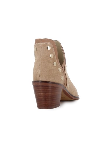 Botín piel lisa con aberturas y tachas para mujer tacon beige