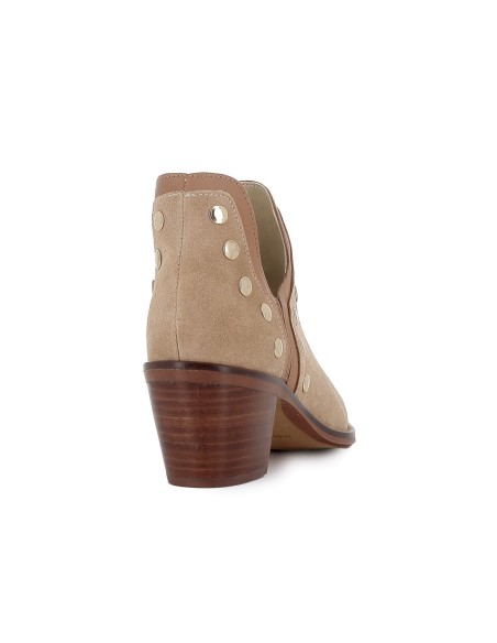 Botín piel lisa con aberturas y tachas para mujer tacon beige