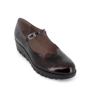 Zapato con correa piel charol y cuña mujer marron 2