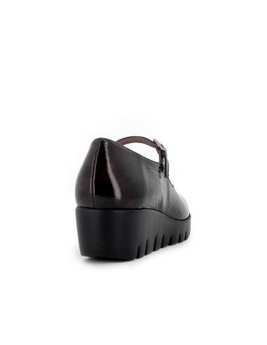 Zapato con correa piel charol y cuña mujer marron