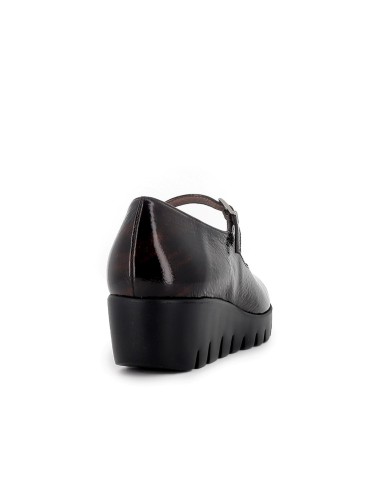 Zapato con correa piel charol y cuña mujer marron