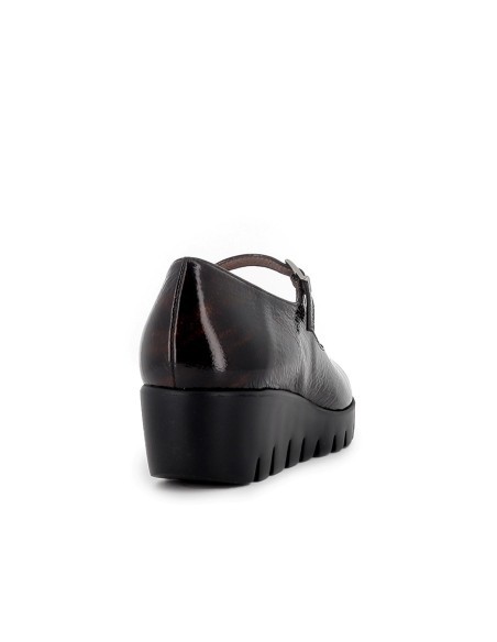 Zapato con correa piel charol y cuña mujer marron