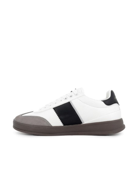 Tenis blancos contraste negro hombre cordones