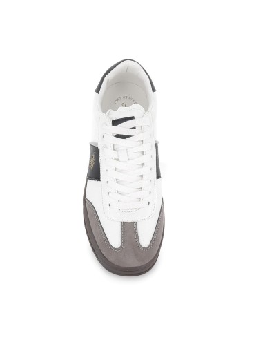 Tenis blancos contraste negro hombre cordones