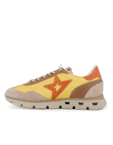 Deportiva acolchada y ante hombre amarillo