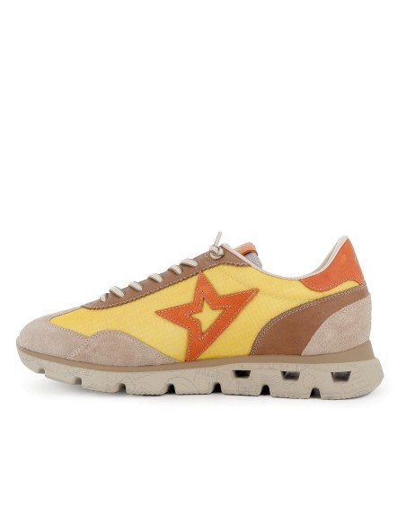 Deportiva acolchada y ante hombre amarillo