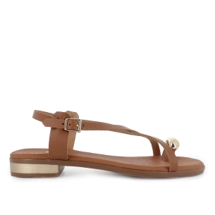 Sandalia piel tiras cruzadas y adorno metal plano mujer marron