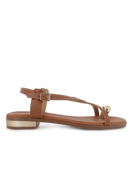 Sandalia piel tiras cruzadas y adorno metal plano mujer marron