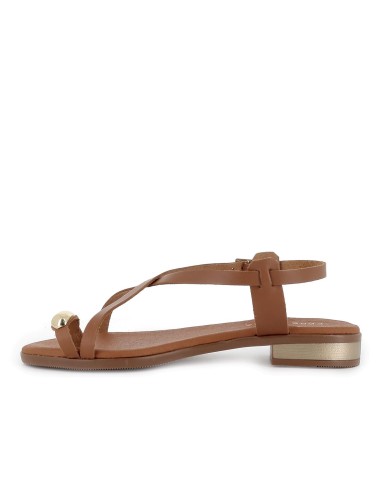 Sandalia piel tiras cruzadas y adorno metal plano mujer marron